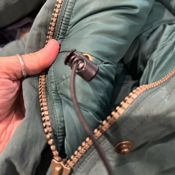 L.L. Bean Ladies Green Goose Down Parka w/ Removable Fur Trimmed Hood - Picture 9 of 11